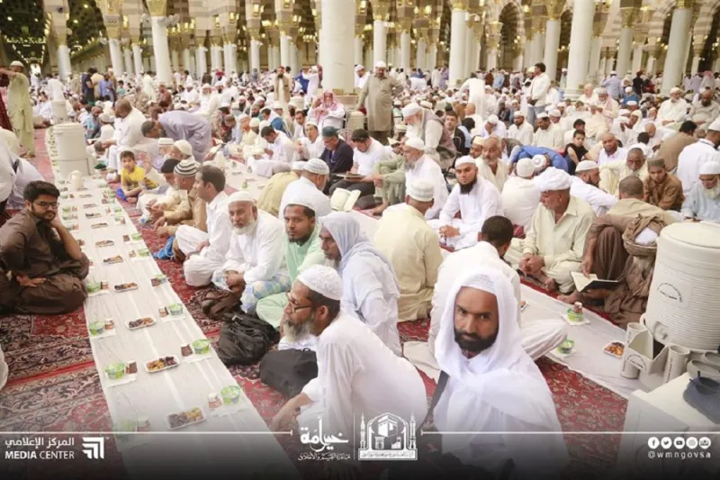أجواء روحانية وخدمات غير محدودة.. المسجد النبوي الشريف في رمضان (صور)