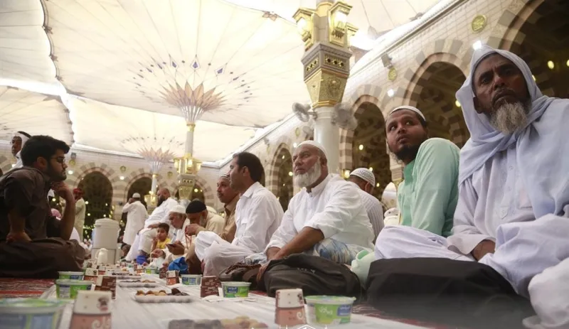 أجواء روحانية وخدمات غير محدودة.. المسجد النبوي الشريف في رمضان (صور)