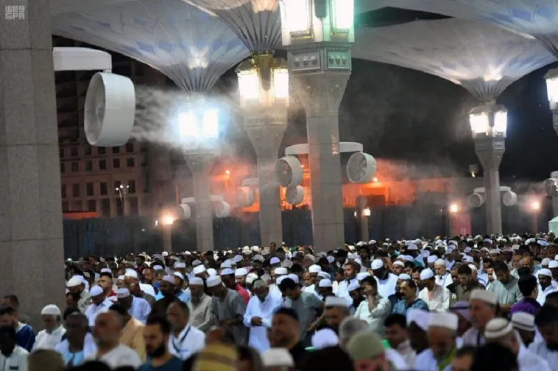 أجواء روحانية وخدمات غير محدودة.. المسجد النبوي الشريف في رمضان (صور)