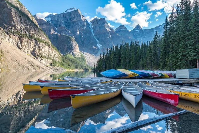 بحيرة مورين.. وجهة مثالية بين ظلال السماء الفيروزية والجبال الحارسة