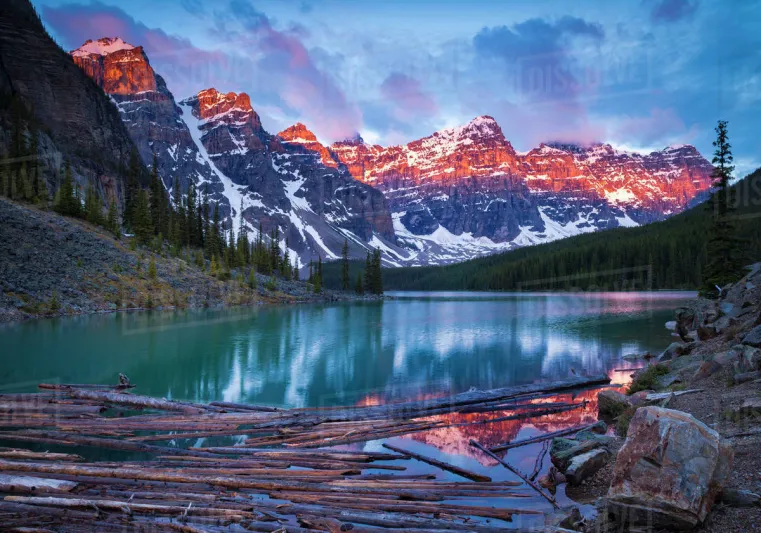 بحيرة مورين.. وجهة مثالية بين ظلال السماء الفيروزية والجبال الحارسة