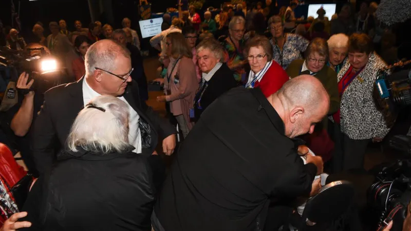 فتاة ترشق رئيس وزراء أستراليا بالبيض (فيديو)