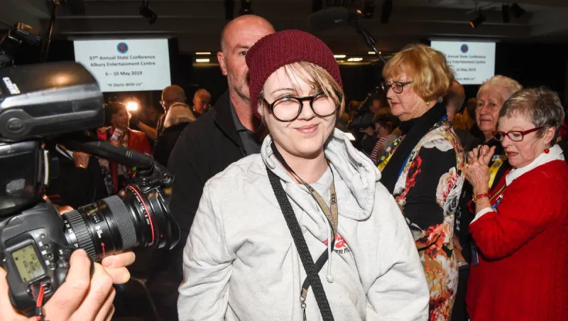 فتاة ترشق رئيس وزراء أستراليا بالبيض (فيديو)