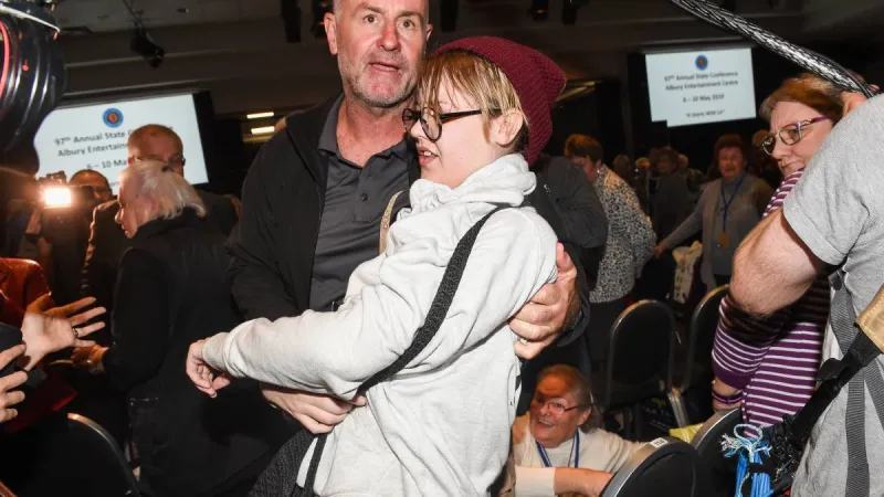 فتاة ترشق رئيس وزراء أستراليا بالبيض (فيديو)