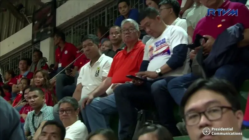 صرصور «ليبرالي» يتسلق ملابس رئيس الفلبين.. كيف عالج الموقف؟ (فيديو)