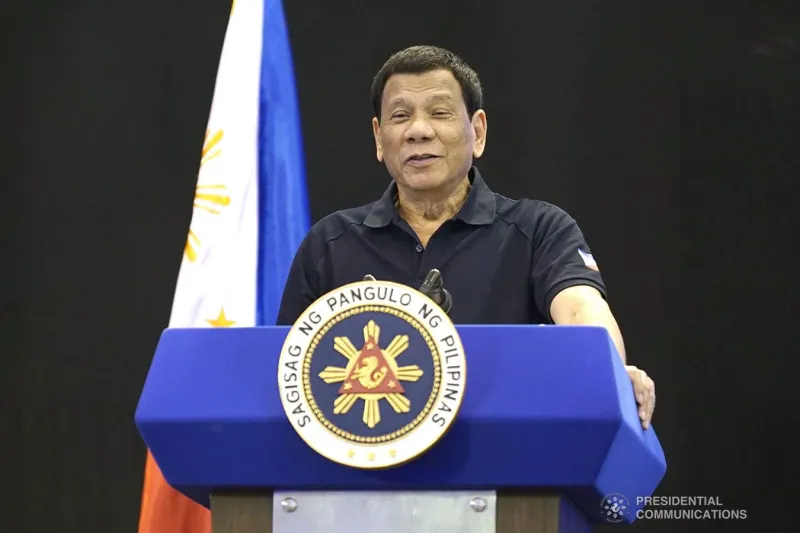 صرصور «ليبرالي» يتسلق ملابس رئيس الفلبين.. كيف عالج الموقف؟ (فيديو)