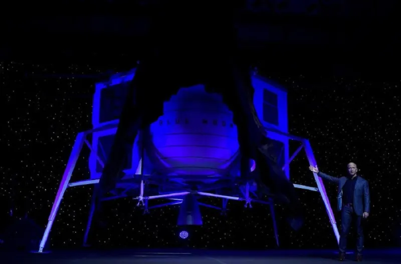 جولة مع جيف بيزوس داخل مركبته الفضائية «بلو مون».. هيا إلى القمر