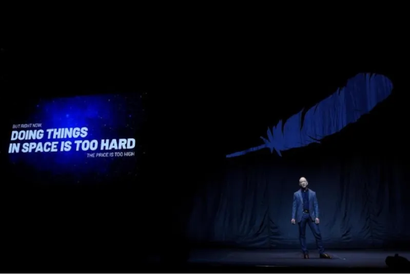 جولة مع جيف بيزوس داخل مركبته الفضائية «بلو مون».. هيا إلى القمر