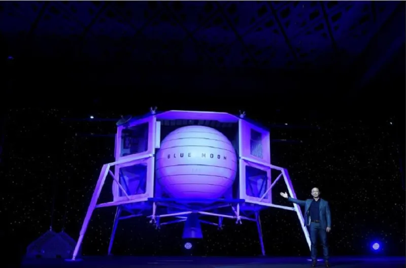 جولة مع جيف بيزوس داخل مركبته الفضائية «بلو مون».. هيا إلى القمر