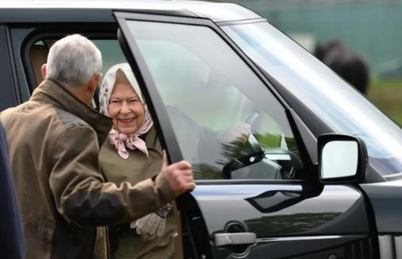 الملكة إليزابيث تقود سيارتها للمشاركة في هذا الحدث التاريخي (صور)