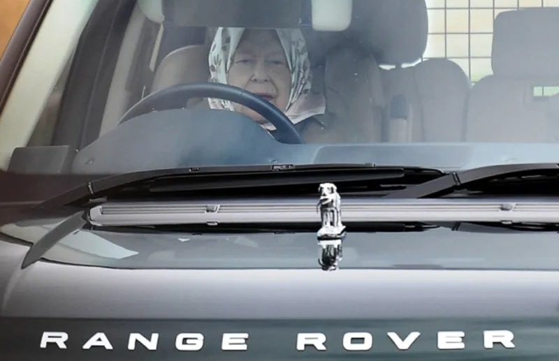 الملكة إليزابيث تقود سيارتها للمشاركة في هذا الحدث التاريخي (صور)