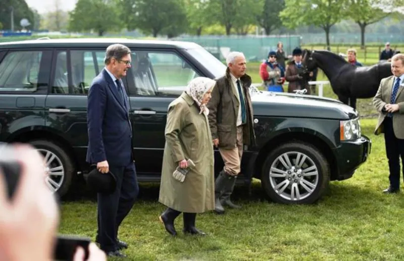 الملكة إليزابيث تقود سيارتها للمشاركة في هذا الحدث التاريخي (صور)