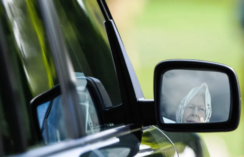 الملكة إليزابيث تقود سيارتها للمشاركة في هذا الحدث التاريخي (صور)