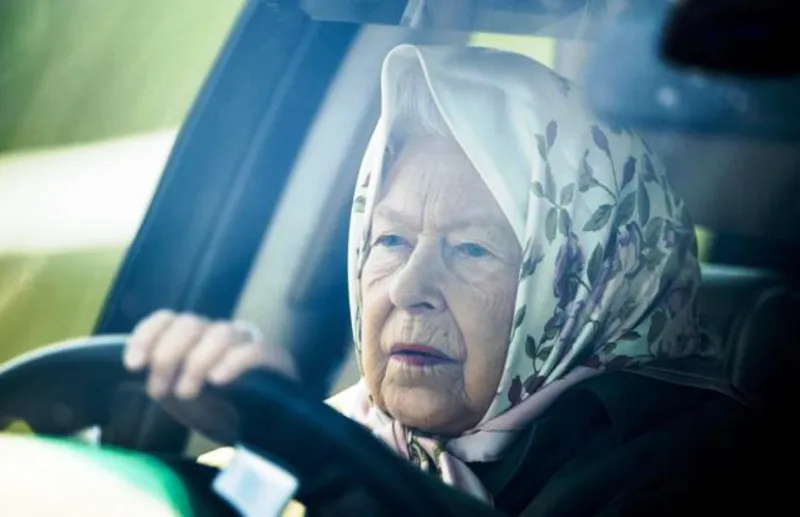 الملكة إليزابيث تقود سيارتها للمشاركة في هذا الحدث التاريخي (صور)