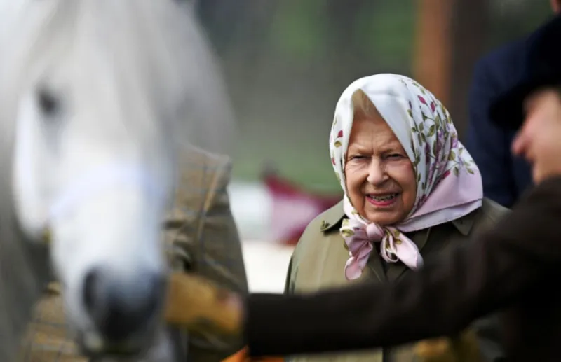 الملكة إليزابيث تقود سيارتها للمشاركة في هذا الحدث التاريخي (صور)