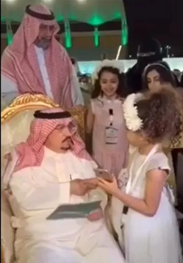 أمير الرياض يحقق أمنية طفلة بإهدائها هاتف "آيفون" (فيديو)