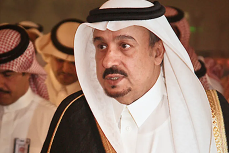 أمير الرياض يحقق أمنية طفلة بإهدائها هاتف "آيفون" (فيديو)