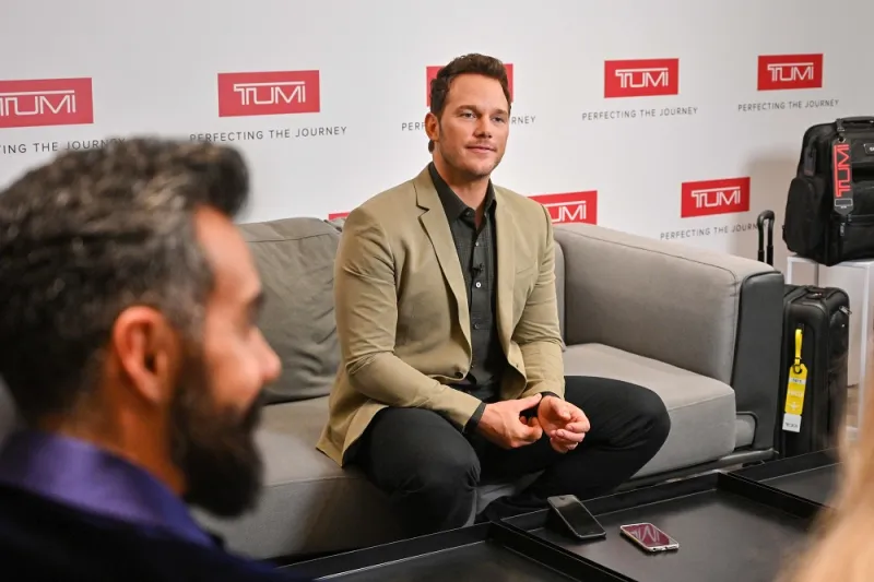 تومي تطلق أحدث حملة إعلانية مع نجم هوليوود كريس برات من TUMI LOFT 
