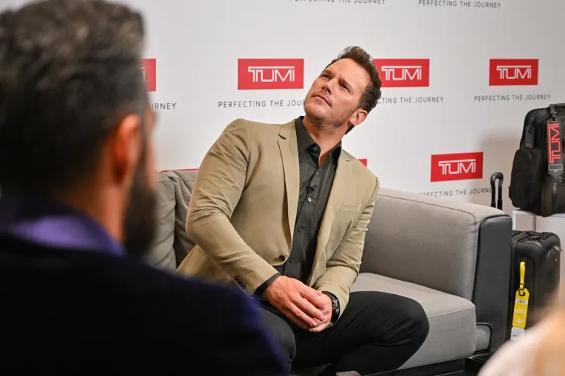 تومي تطلق أحدث حملة إعلانية مع نجم هوليوود كريس برات من TUMI LOFT 