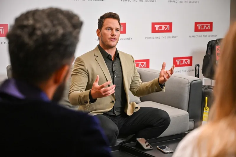 تومي تطلق أحدث حملة إعلانية مع نجم هوليوود كريس برات من TUMI LOFT 