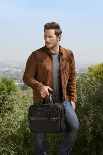 تومي تطلق أحدث حملة إعلانية مع نجم هوليوود كريس برات من TUMI LOFT 