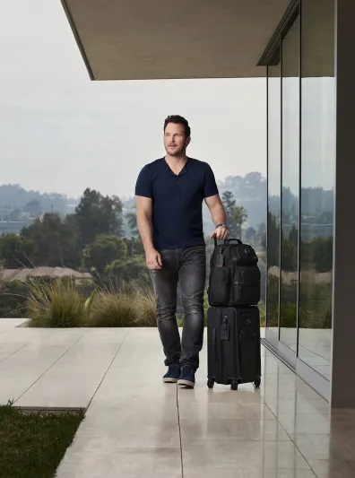 تومي تطلق أحدث حملة إعلانية مع نجم هوليوود كريس برات من TUMI LOFT 