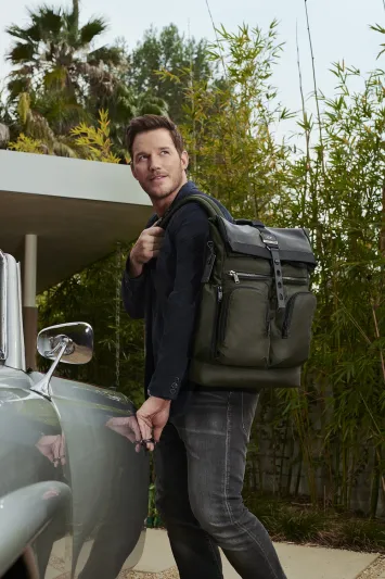 تومي تطلق أحدث حملة إعلانية مع نجم هوليوود كريس برات من TUMI LOFT 