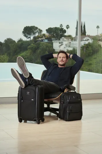 تومي تطلق أحدث حملة إعلانية مع نجم هوليوود كريس برات من TUMI LOFT 