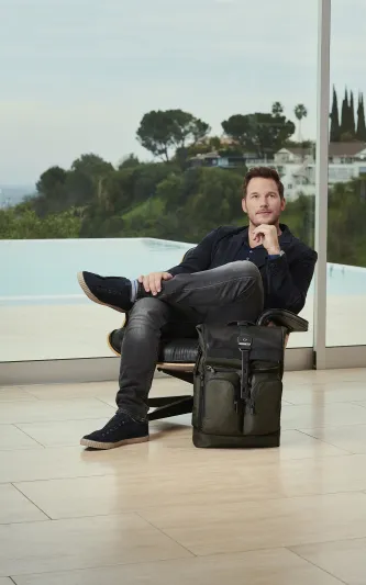 تومي تطلق أحدث حملة إعلانية مع نجم هوليوود كريس برات من TUMI LOFT 