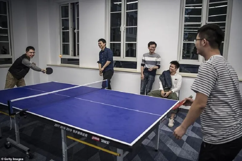جولة داخل مصنع هواوي.. طاولات بلياردو وملاعب سلة وأماكن لنوم الموظفين (صور)