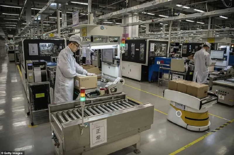 جولة داخل مصنع هواوي.. طاولات بلياردو وملاعب سلة وأماكن لنوم الموظفين (صور)