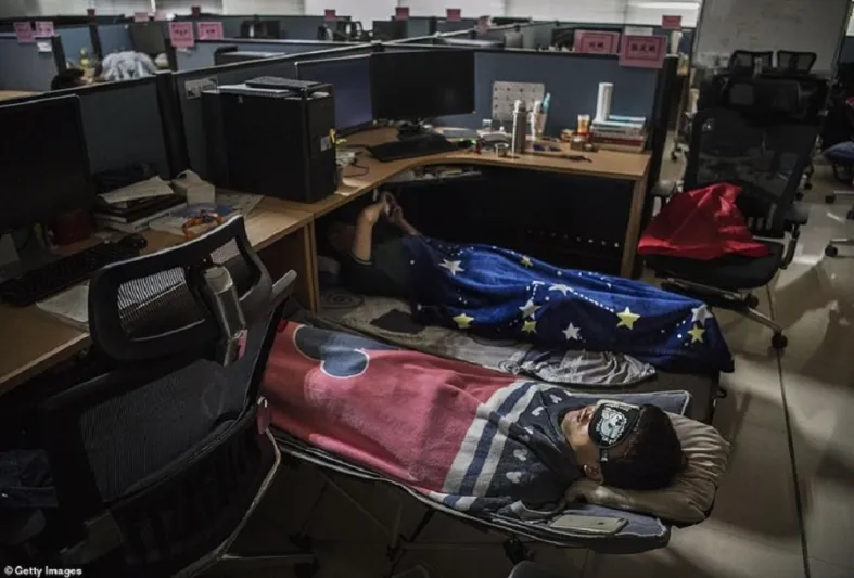 جولة داخل مصنع هواوي.. طاولات بلياردو وملاعب سلة وأماكن لنوم الموظفين (صور)