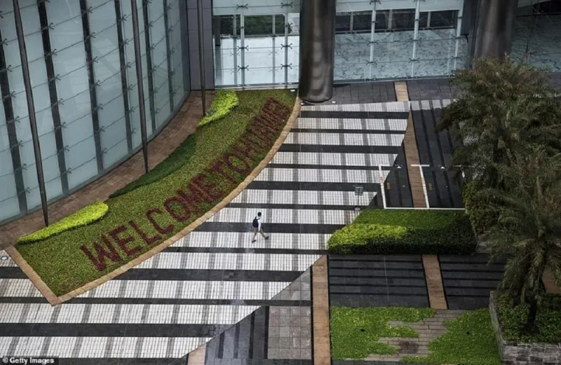 جولة داخل مصنع هواوي.. طاولات بلياردو وملاعب سلة وأماكن لنوم الموظفين (صور)