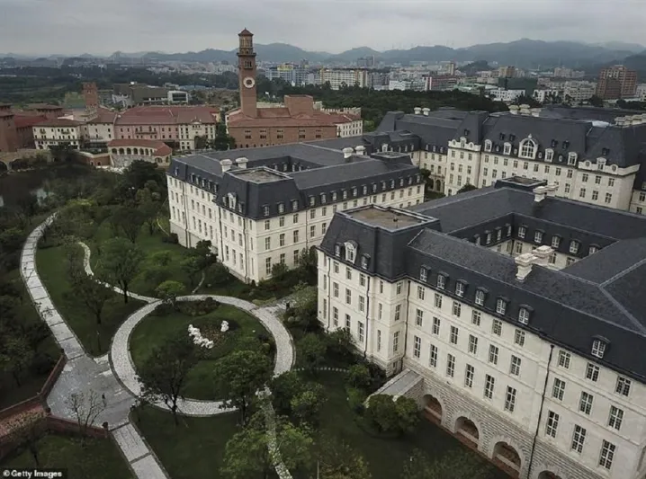 جولة داخل مصنع هواوي.. طاولات بلياردو وملاعب سلة وأماكن لنوم الموظفين (صور)