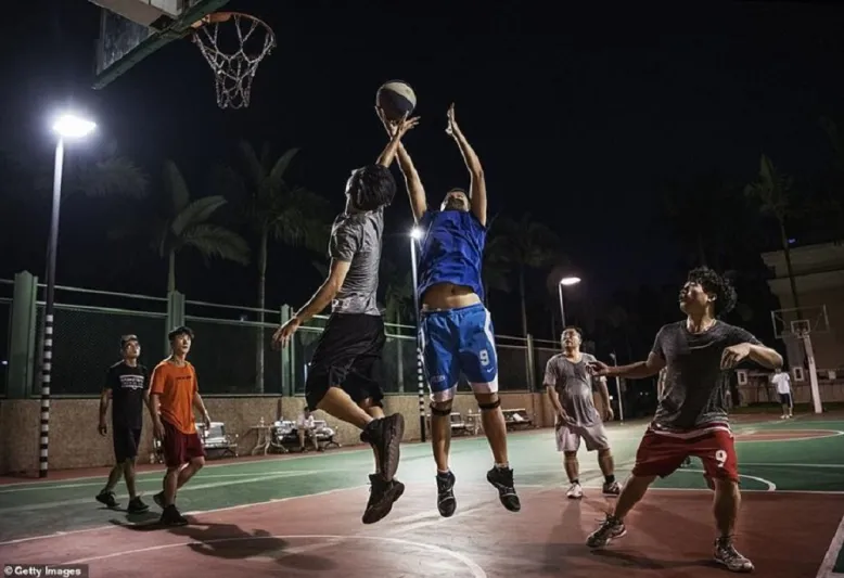 جولة داخل مصنع هواوي.. طاولات بلياردو وملاعب سلة وأماكن لنوم الموظفين (صور)