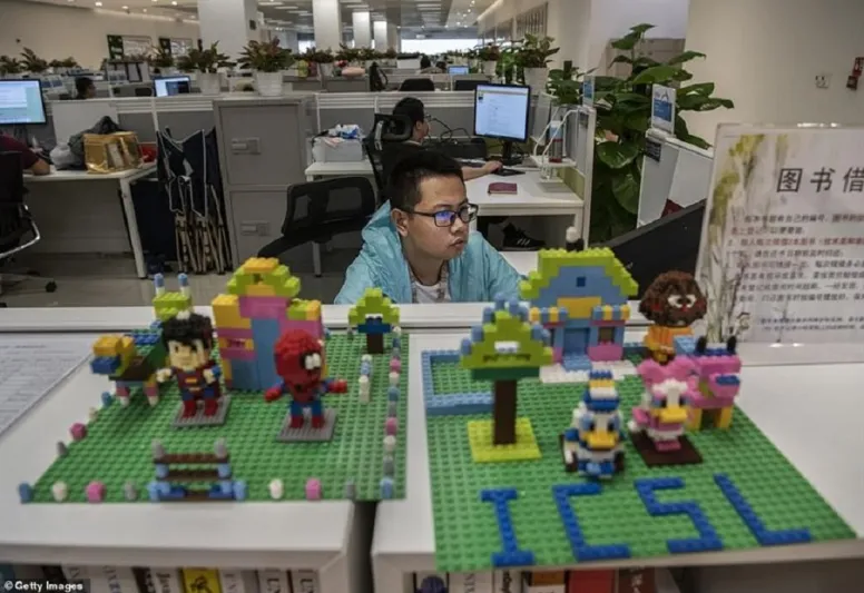 جولة داخل مصنع هواوي.. طاولات بلياردو وملاعب سلة وأماكن لنوم الموظفين (صور)