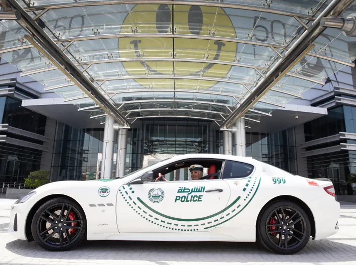 شاهد أحدث السيارات الفارهة في أسطول دوريات شرطة دبي (فيديو)