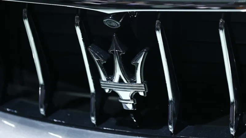 شاهد أحدث السيارات الفارهة في أسطول دوريات شرطة دبي (فيديو)