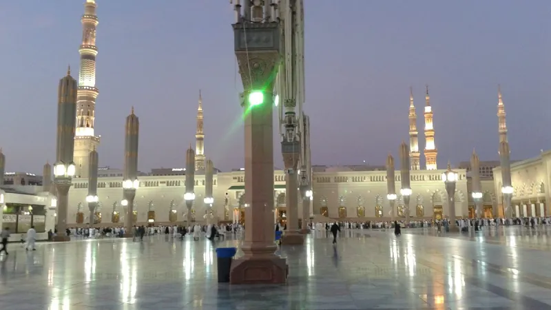 لم يراعوا قدسية المكان.. مشاجرة عنيفة بجوار الحرم النبوي الشريف (فيديو)