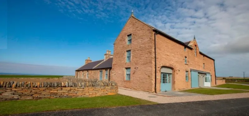 هل تحلم بقضاء ليلة في أحد قصور العائلة المالكة في بريطانيا؟ الآن يمكنك