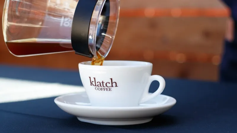 هل هذا أغلى فنجان قهوة في العالم؟ (فيديو)