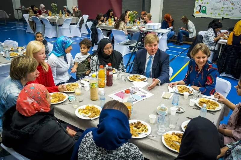  ملك هولندا يشارك مهاجرين مسلمين مأدبة إفطار رمضانية (فيديو)
