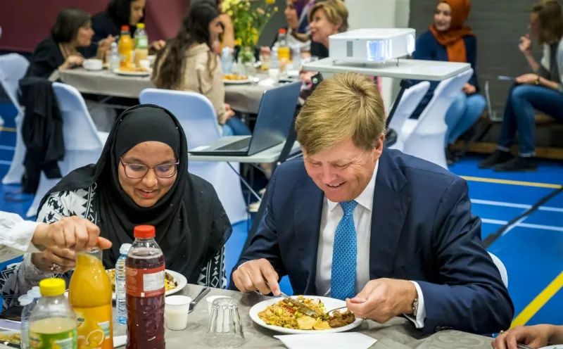  ملك هولندا يشارك مهاجرين مسلمين مأدبة إفطار رمضانية (فيديو)