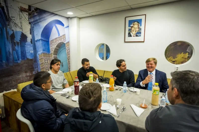  ملك هولندا يشارك مهاجرين مسلمين مأدبة إفطار رمضانية (فيديو)