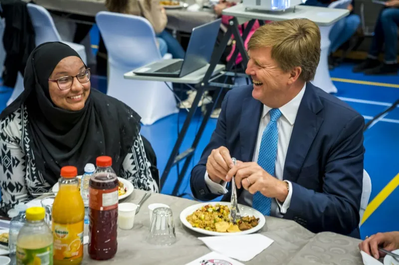  ملك هولندا يشارك مهاجرين مسلمين مأدبة إفطار رمضانية (فيديو)