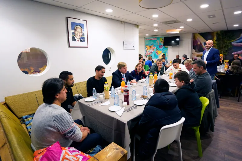  ملك هولندا يشارك مهاجرين مسلمين مأدبة إفطار رمضانية (فيديو)