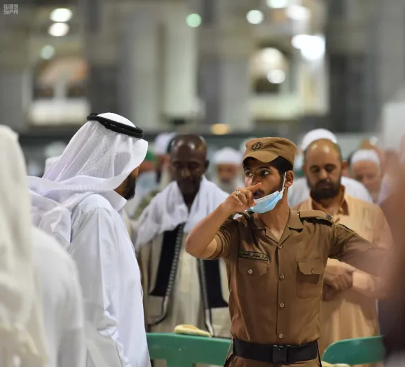 مشهد إنساني.. رجل أمن يحمل مسنا معاقا لصعود درج المسجد الحرام (فيديو)