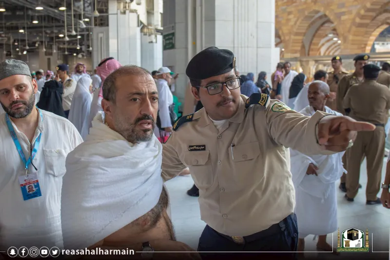 مشهد إنساني.. رجل أمن يحمل مسنا معاقا لصعود درج المسجد الحرام (فيديو)