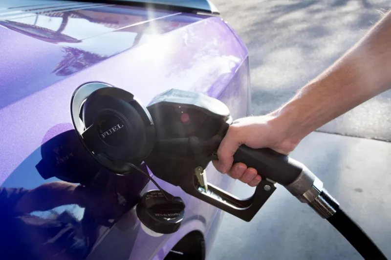 حتى لا يسبب انفجارا.. هل يجب أن تغلق هاتفك في محطات الوقود؟