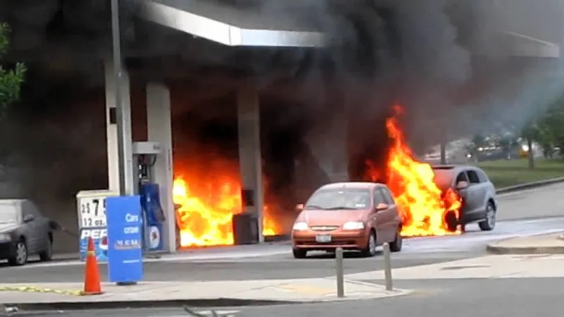 حتى لا يسبب انفجارا.. هل يجب أن تغلق هاتفك في محطات الوقود؟